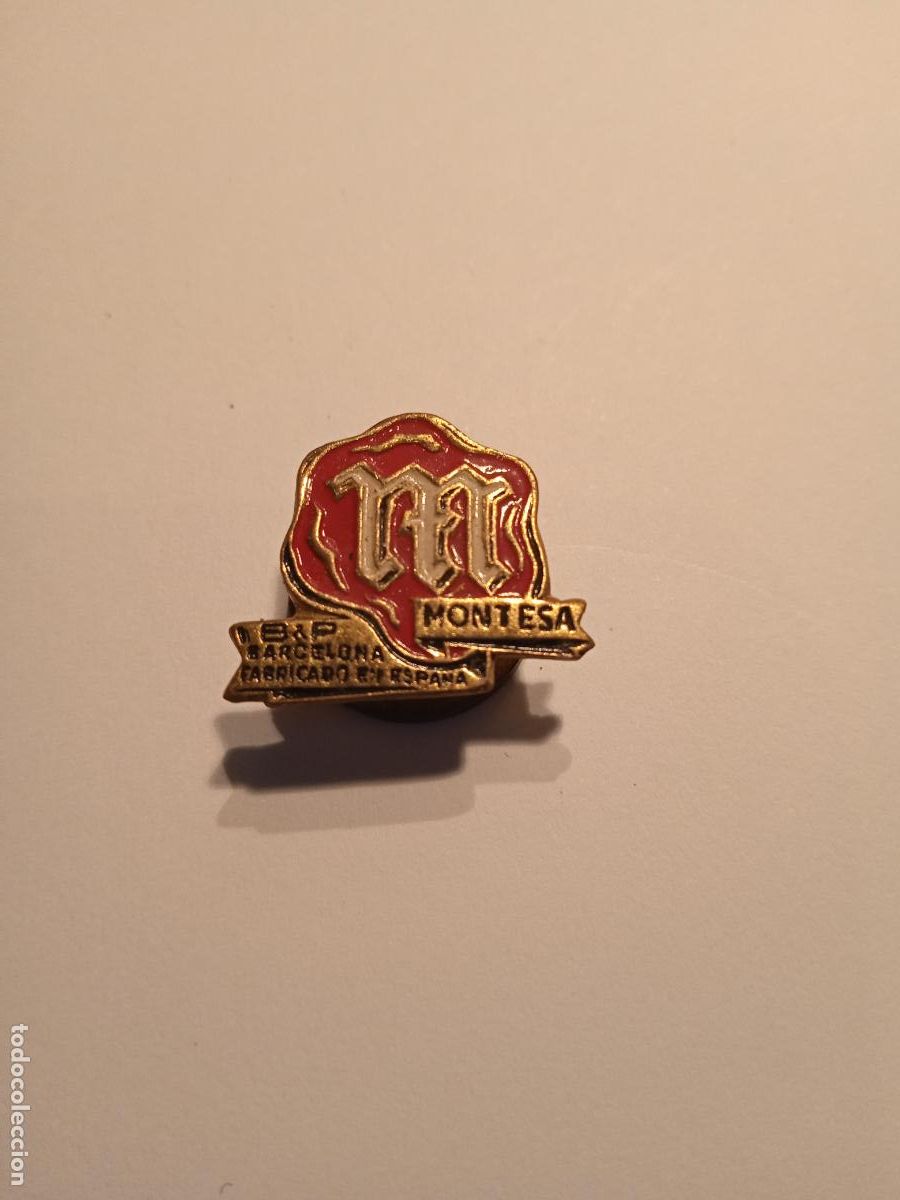 Pins de colecci&oacute;n: ANTIGUA INSIGNIA DE SOLAPA CON PUBLICITARIO DE MONTESA - ESMALTADO