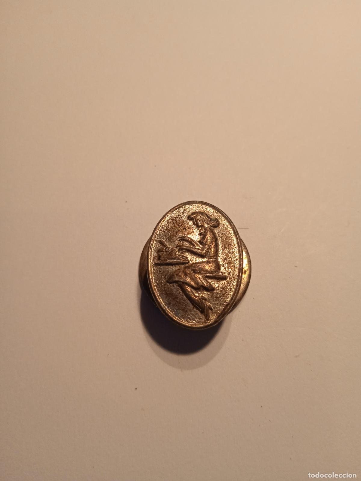 Pins de colecci&oacute;n: ANTIGUA INSIGNIA DE SOLAPA CON IMAGEN DE MUJER ESCRIBIENDO A M&Aacute;QUINA