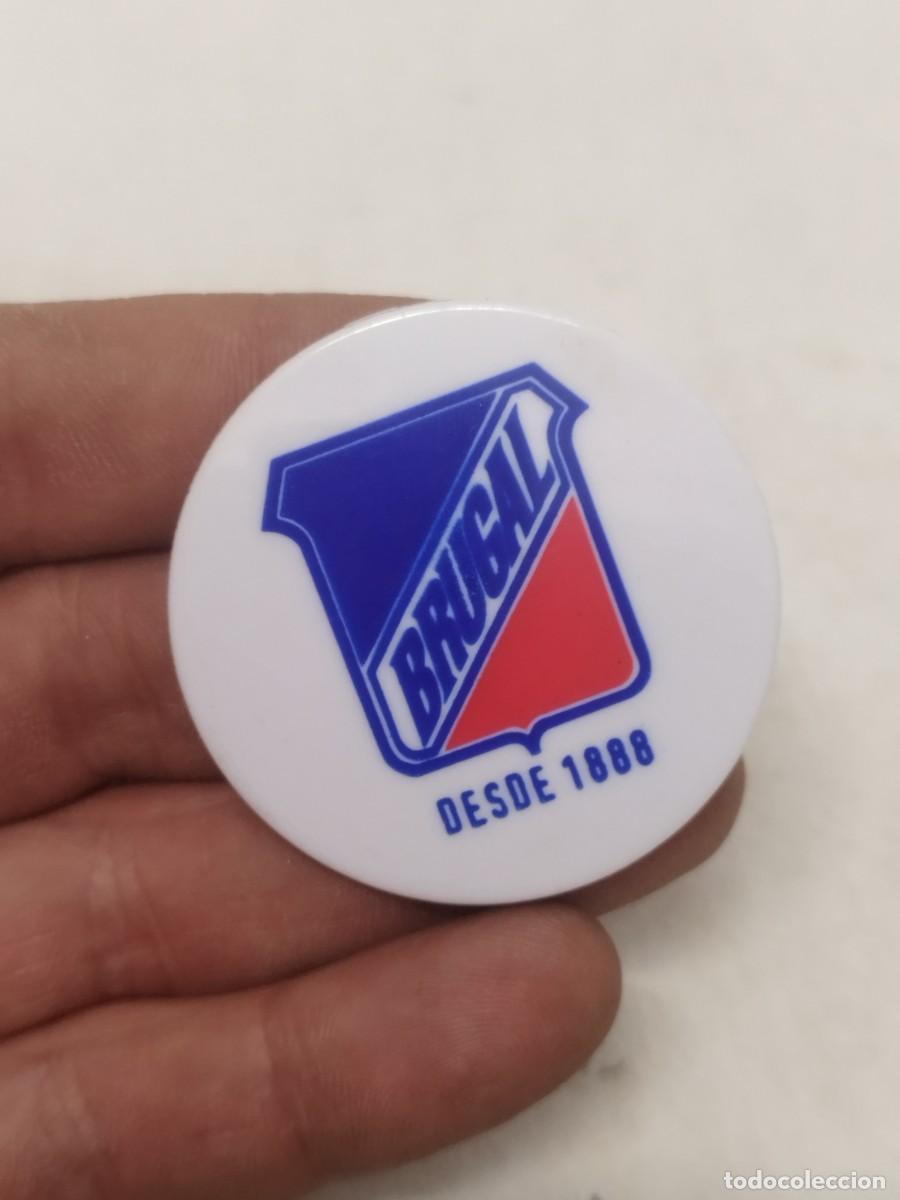 Pins de colecci&oacute;n: Placa de una chapa sin alfiler, publicidad ron Brugal.