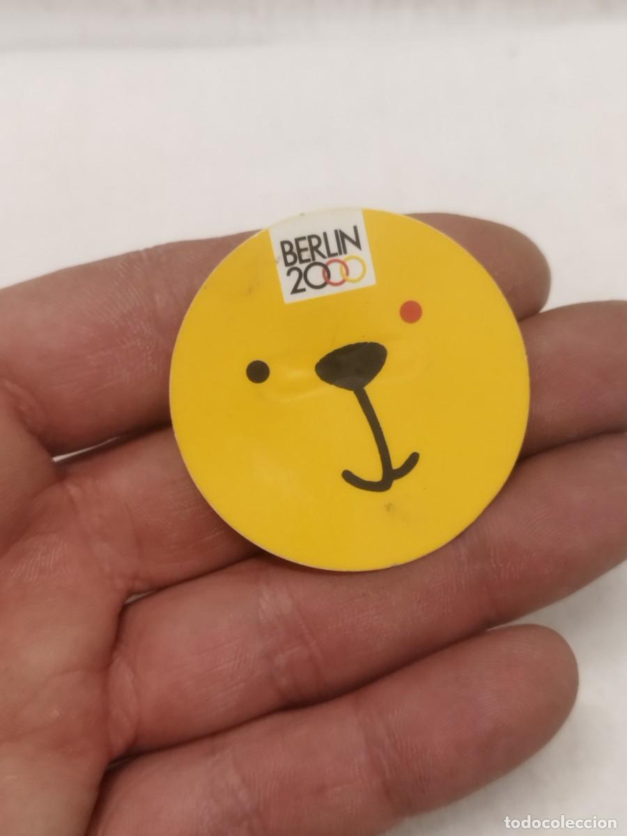 Pins de colecci&oacute;n: Chapa Berlin 2000, cara de oso sonriente.