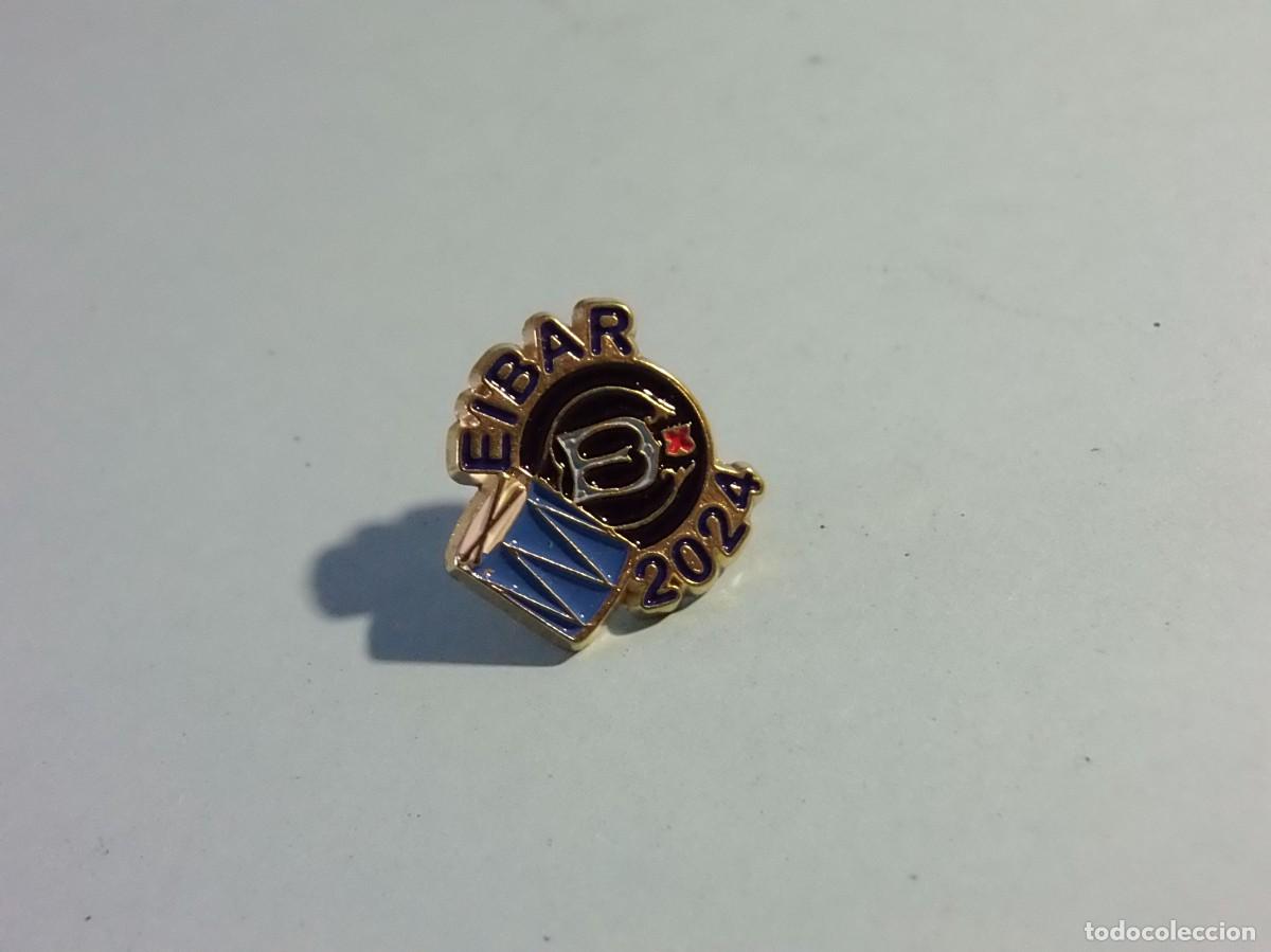 Pin's de collection: PIN - TAMBORRADA DE EIBAR 2024 - TAMBOR Y PALILLOS.