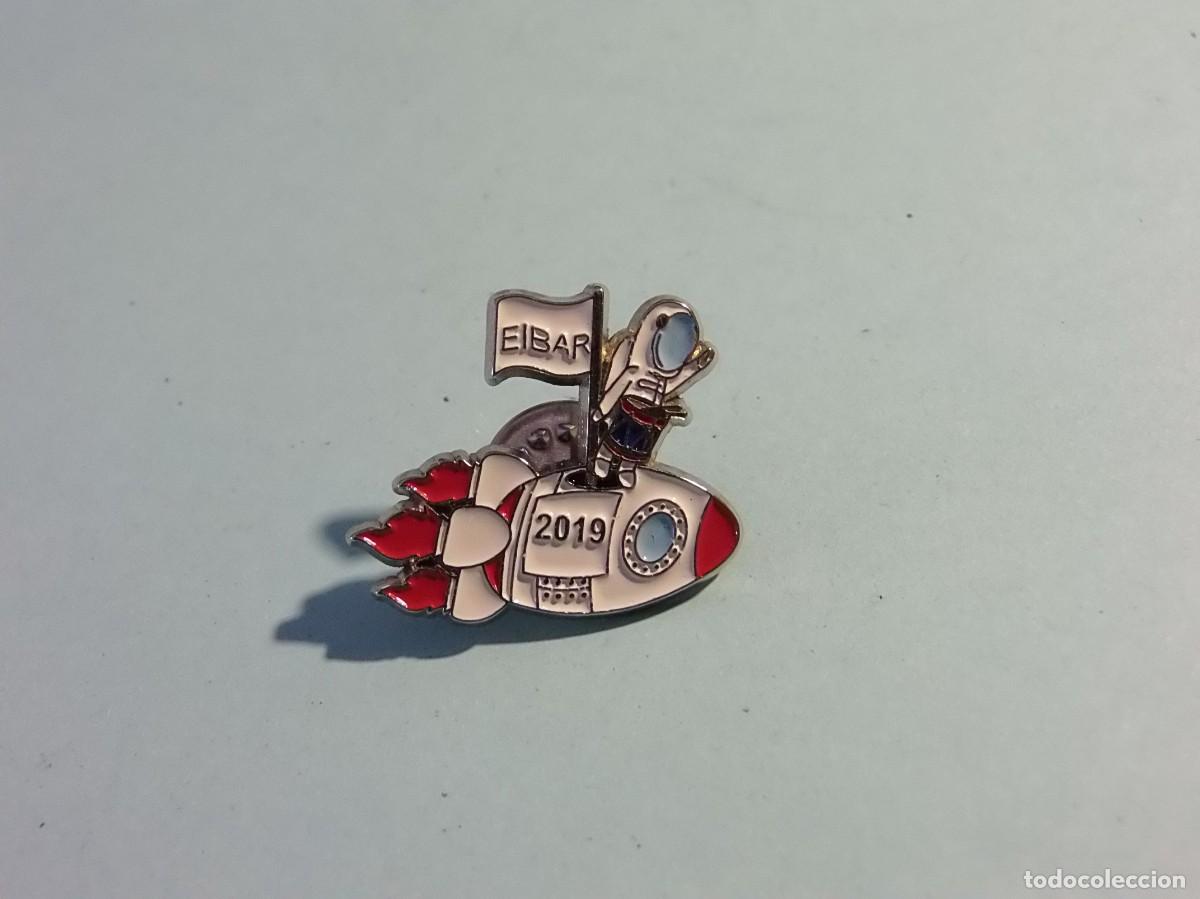 Pin's de collection: PIN - TAMBORRADA DE EIBAR 2019 - ASTRONAUTA Y NAVE ESPACIAL.