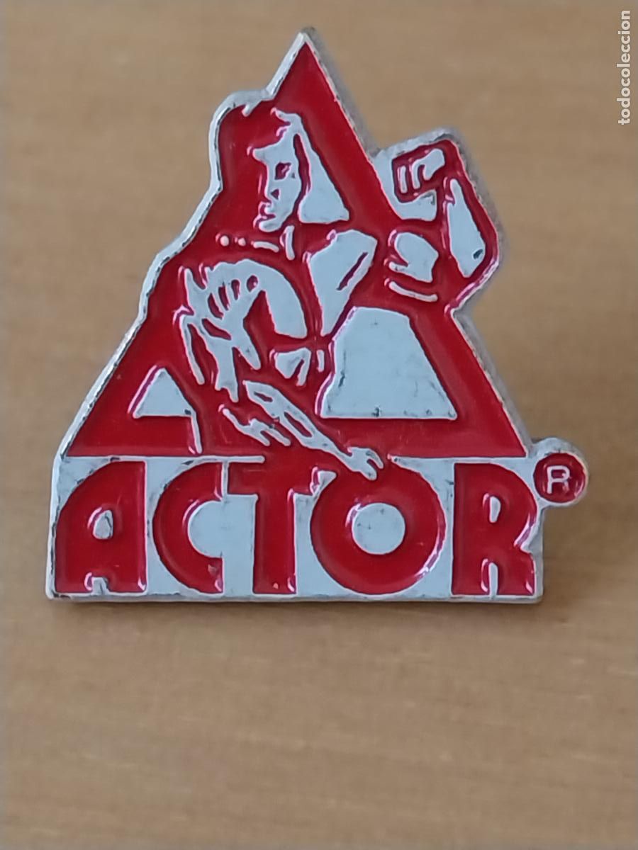 Pins de colecci&oacute;n: ACTOR PIN PINCHO METAL PINTURA LACADA 2.28CMS ALTO VINTAGE HOMBRE MUSCULADO
