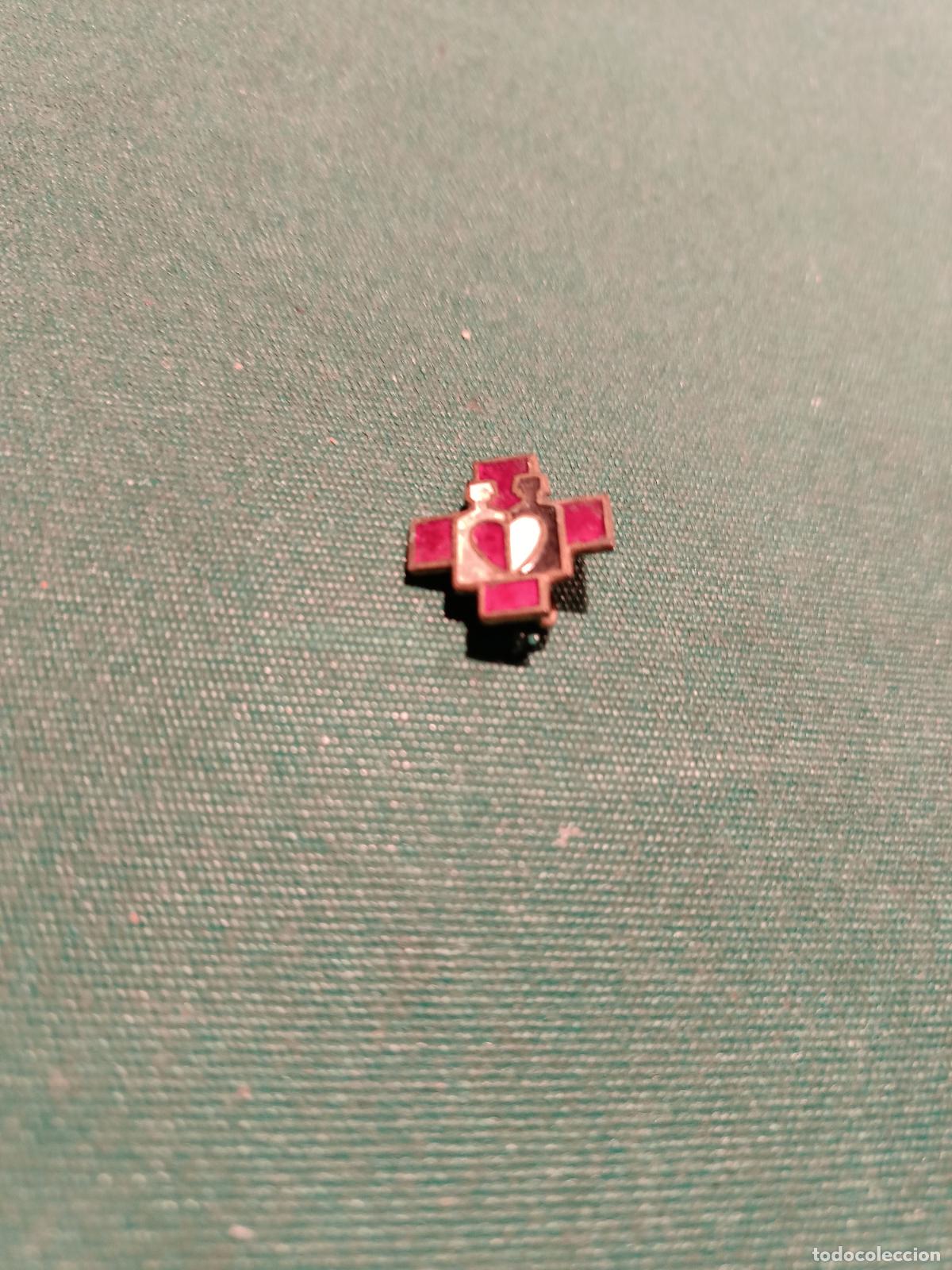 Pins de colecci&oacute;n: ALFILER DE SOLAPA CON IMAGEN DE CORAZ&Oacute;N COMPARTIDO SOBRE CRUZ - ESMALTADO