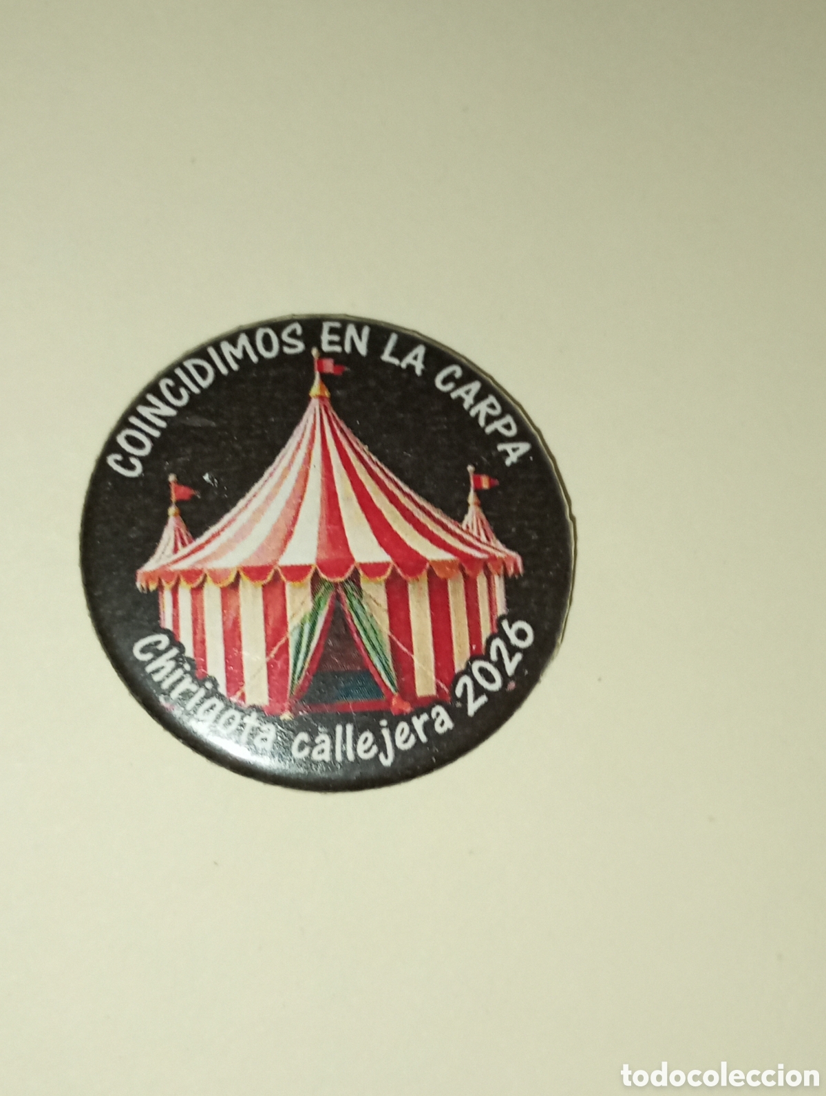Pins de colecci&oacute;n: Carnaval de C&aacute;diz chapa chirigota callejera coincidimos En la carpa 2026