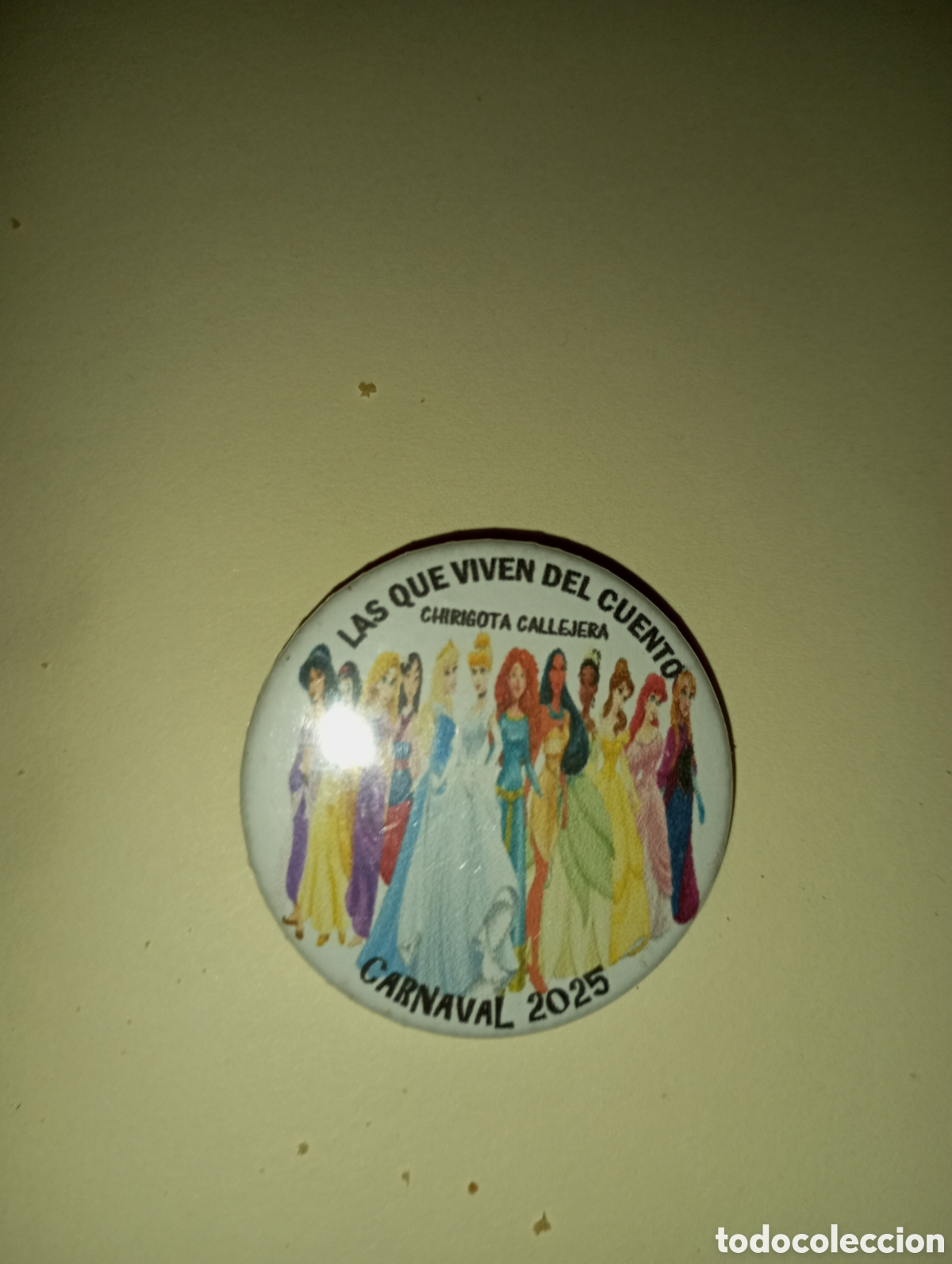 Pins de colecci&oacute;n: Carnaval de C&aacute;diz chapa chirigota callejera las que viven del cuento 2025