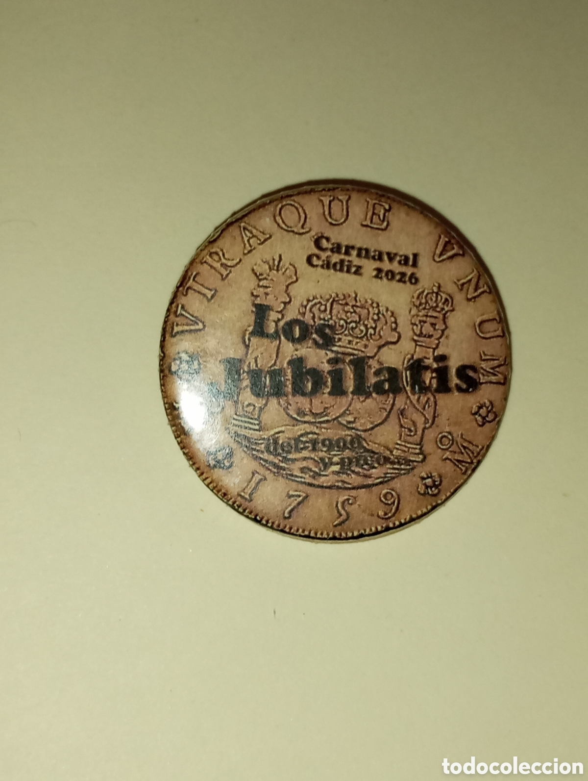 Pins de colecci&oacute;n: Carnaval de C&aacute;diz chapa chirigota los jubilatis 2026