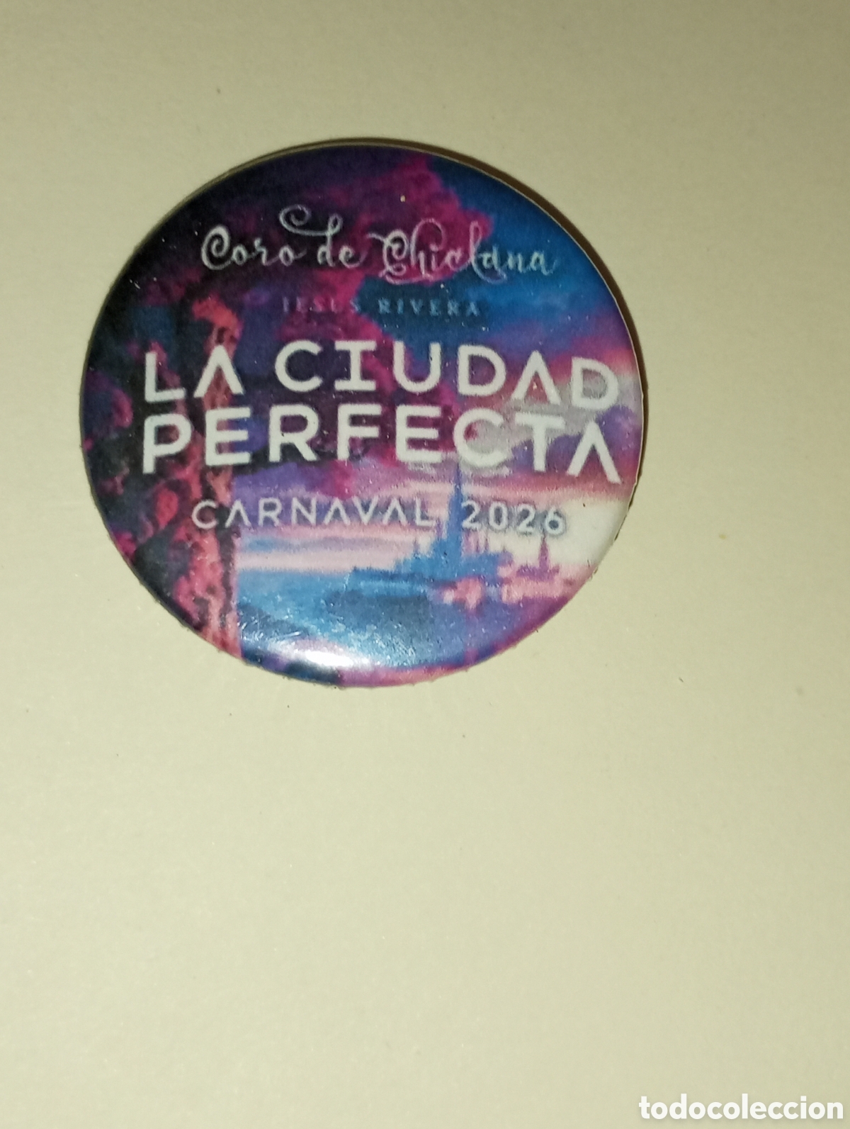 Pins de colecci&oacute;n: Carnaval de C&aacute;diz chapa coro de Chiclana la ciudad perfecta 2026