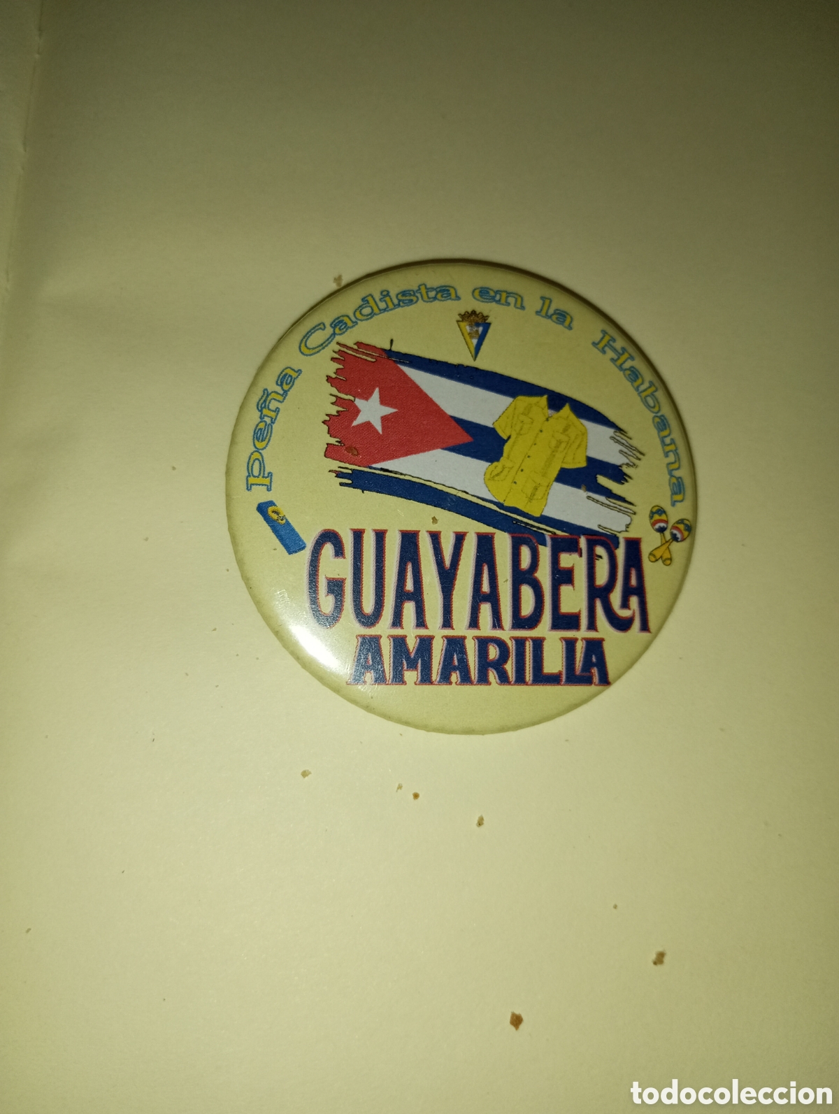 Pins de colecci&oacute;n: Chapa tama&ntilde;o grande guayabera amarilla pe&ntilde;a cadista En la Habana
