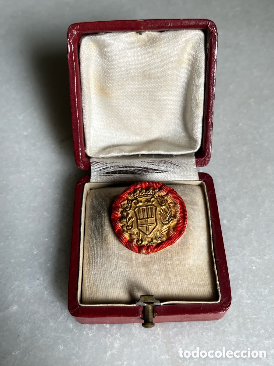 Pins de colecci&oacute;n: Insignia con escudo de armas y corona en estuche