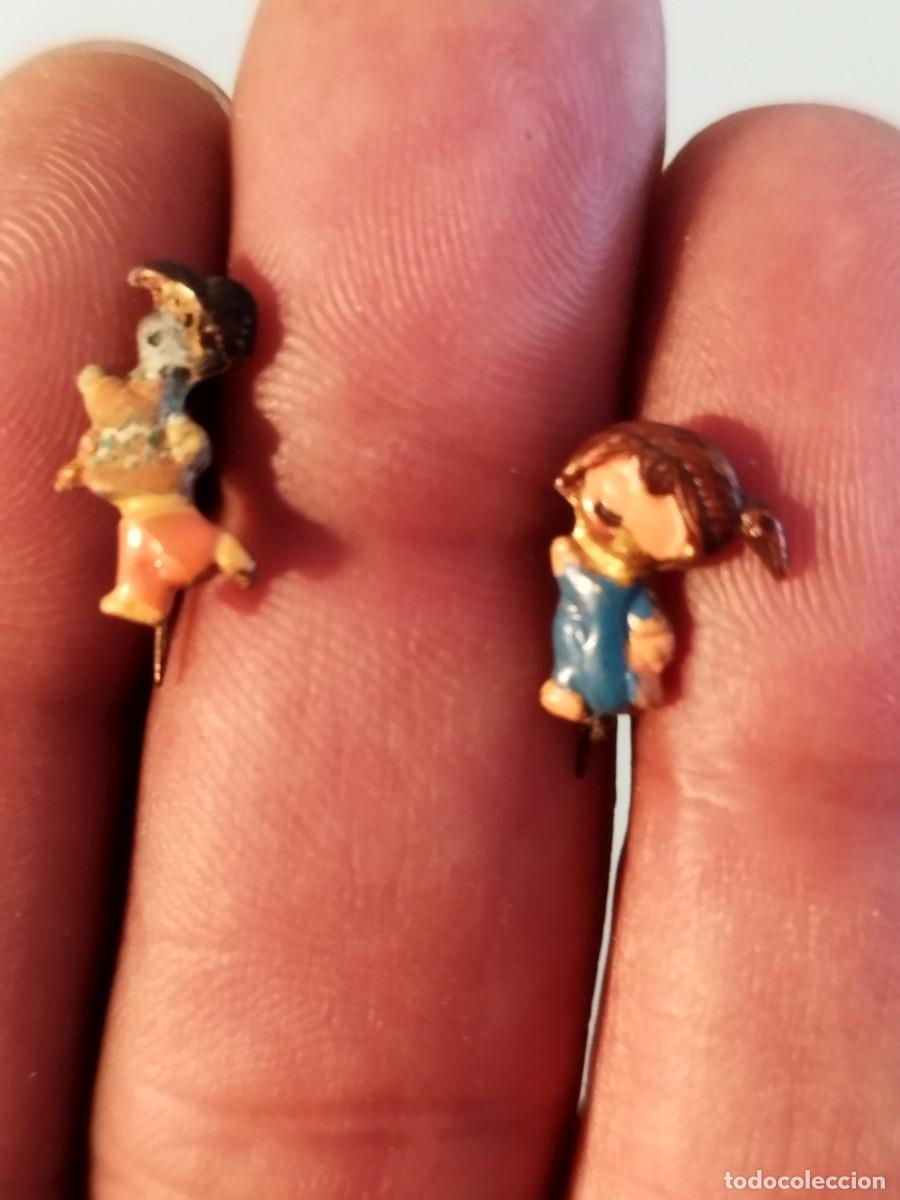 Pins de colecci&oacute;n: Dos antiguas miniaturas, pin o aguja de pecho. De dos figuras, parecen infantiles. A identificar.