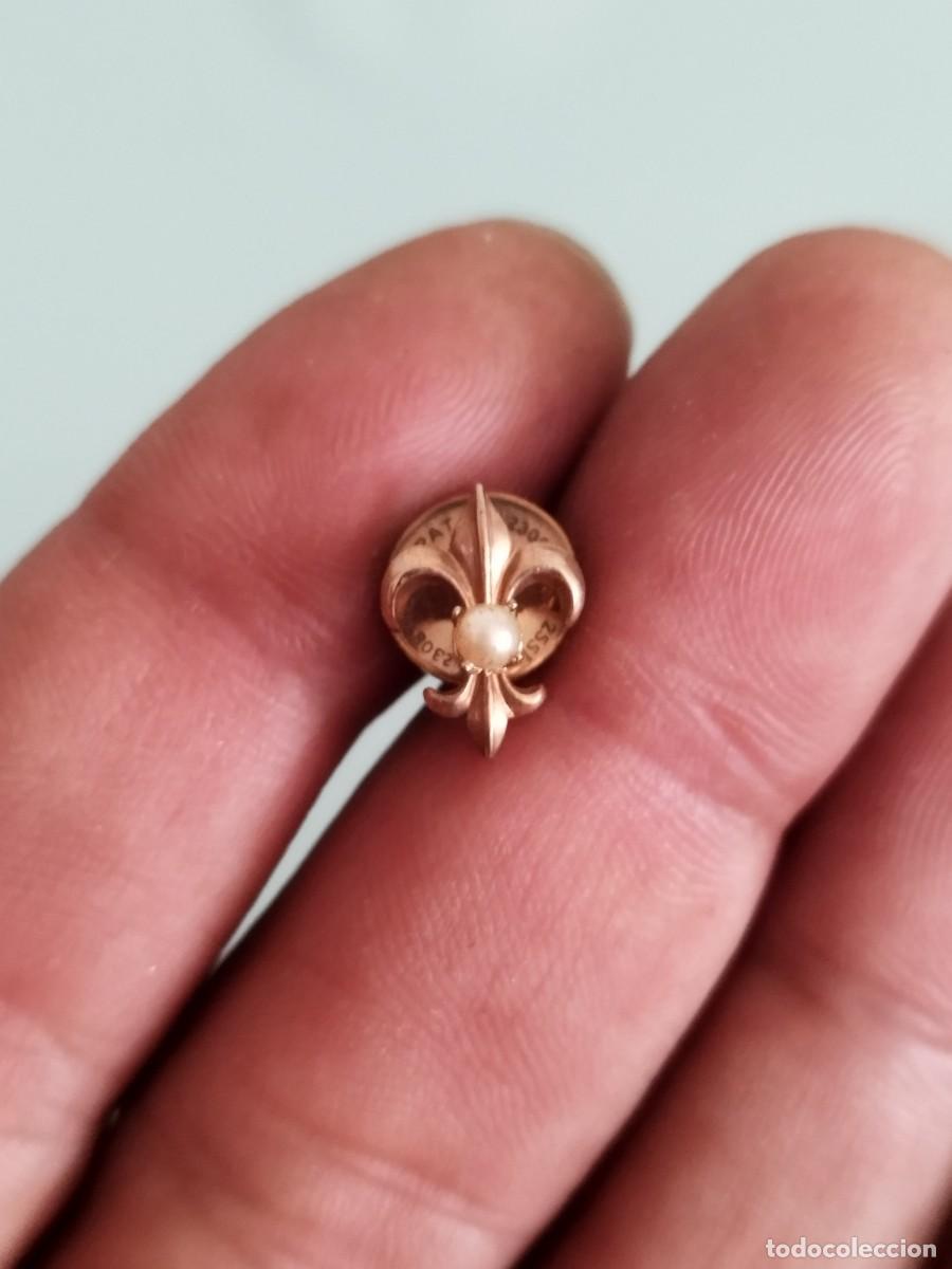 Pins de colecci&oacute;n: Antiguo pin de la flor de lis, con tipo perlas a identificar.