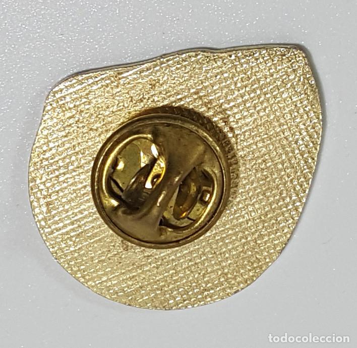 Pins de colecci&oacute;n: PIN CASCO ARAI DE MICK DOOHAN - Foto 2