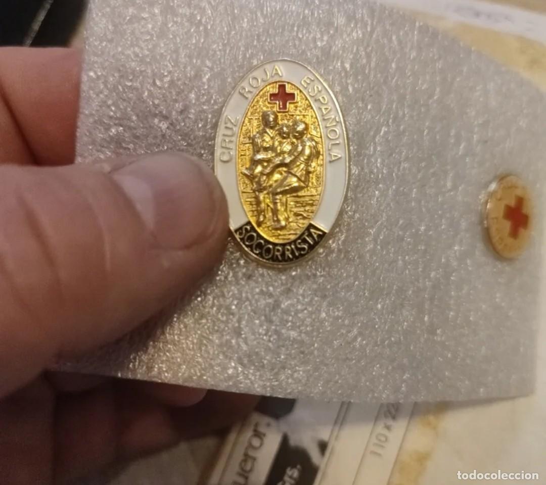Pins de colecci&oacute;n: 2 pins cruz roja antiguos