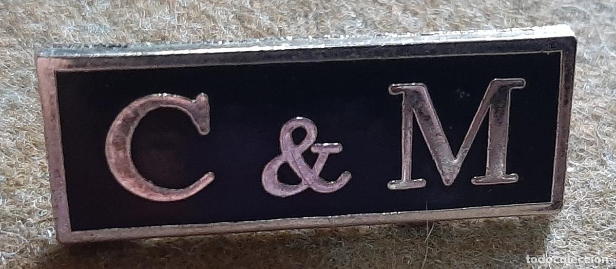 Pins de colecci&oacute;n: INSIGNIA DE IMPERDIBLE CON LAS LETRAS C&M