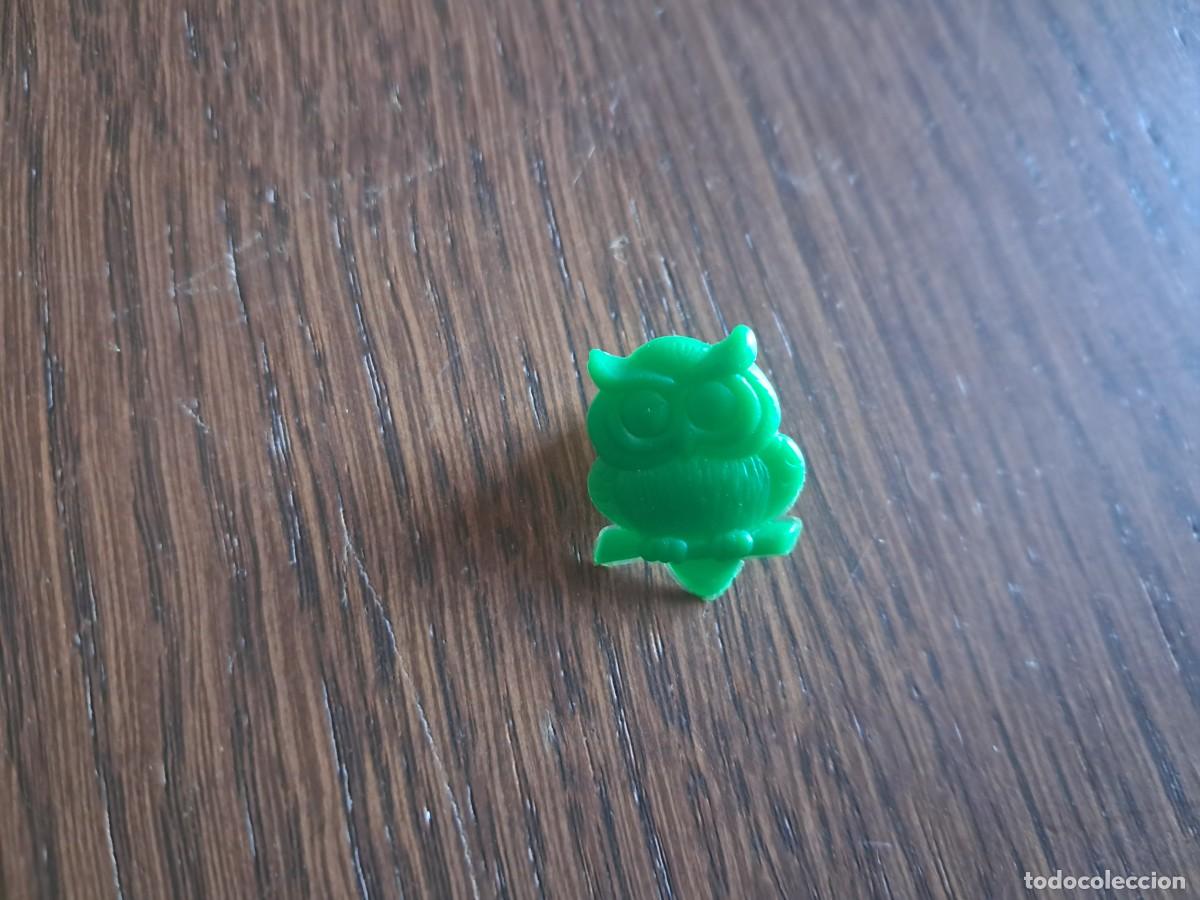 Collection pins: pin de pl&aacute;stico, buho verde.