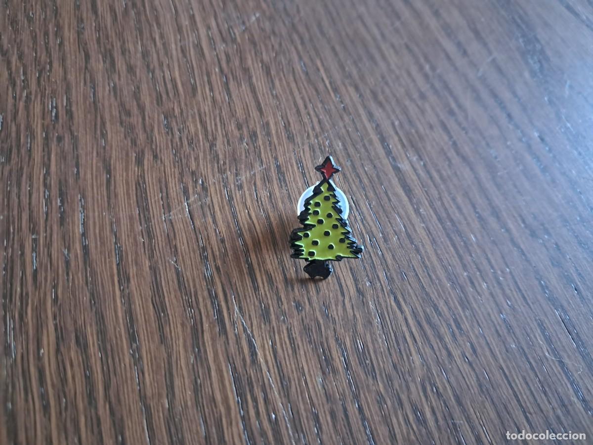 Pins de colecci&oacute;n: pin de metal, arbol de navidad.