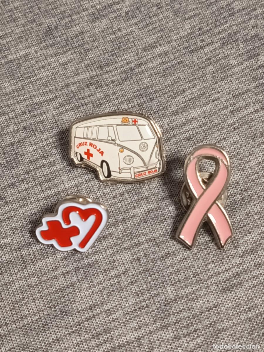 Pins de colecci&oacute;n: LOTE 3 PINS CRUZ ROJA Y LAZO ROSA