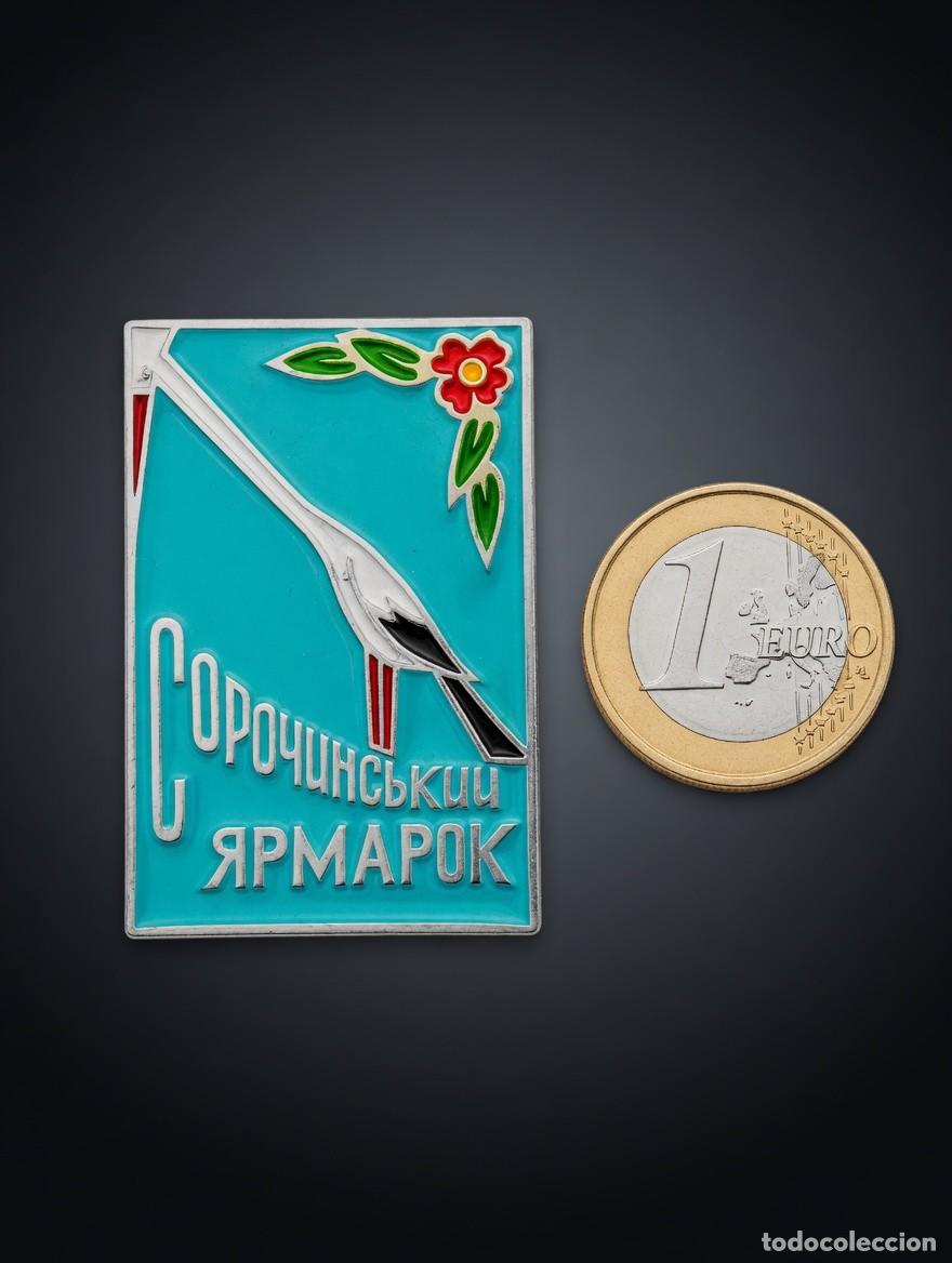 Pins de colecci&oacute;n: Insignia sovi&eacute;tica esmaltada Feria Sorochinsky URSS pin vintage cig&uuml;e&ntilde;a Ucrania СССР