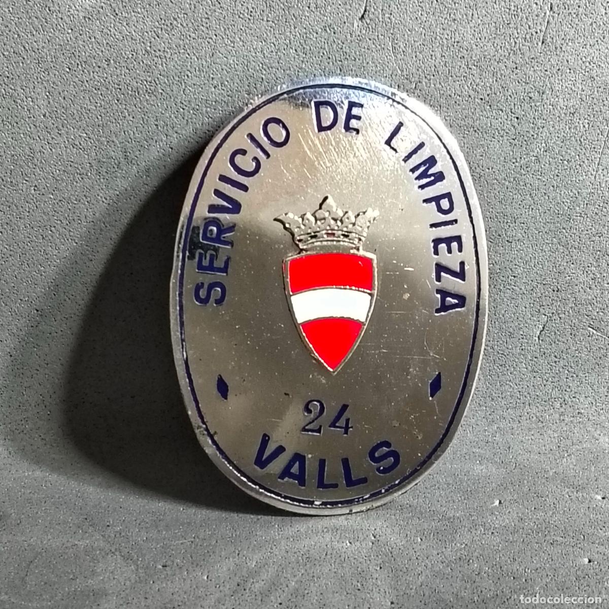 Pins de colecci&oacute;n: Antigua placa - chapa identificativa de operario/a 24 del Servicio de Limpieza de Valls. A&ntilde;os 60-70