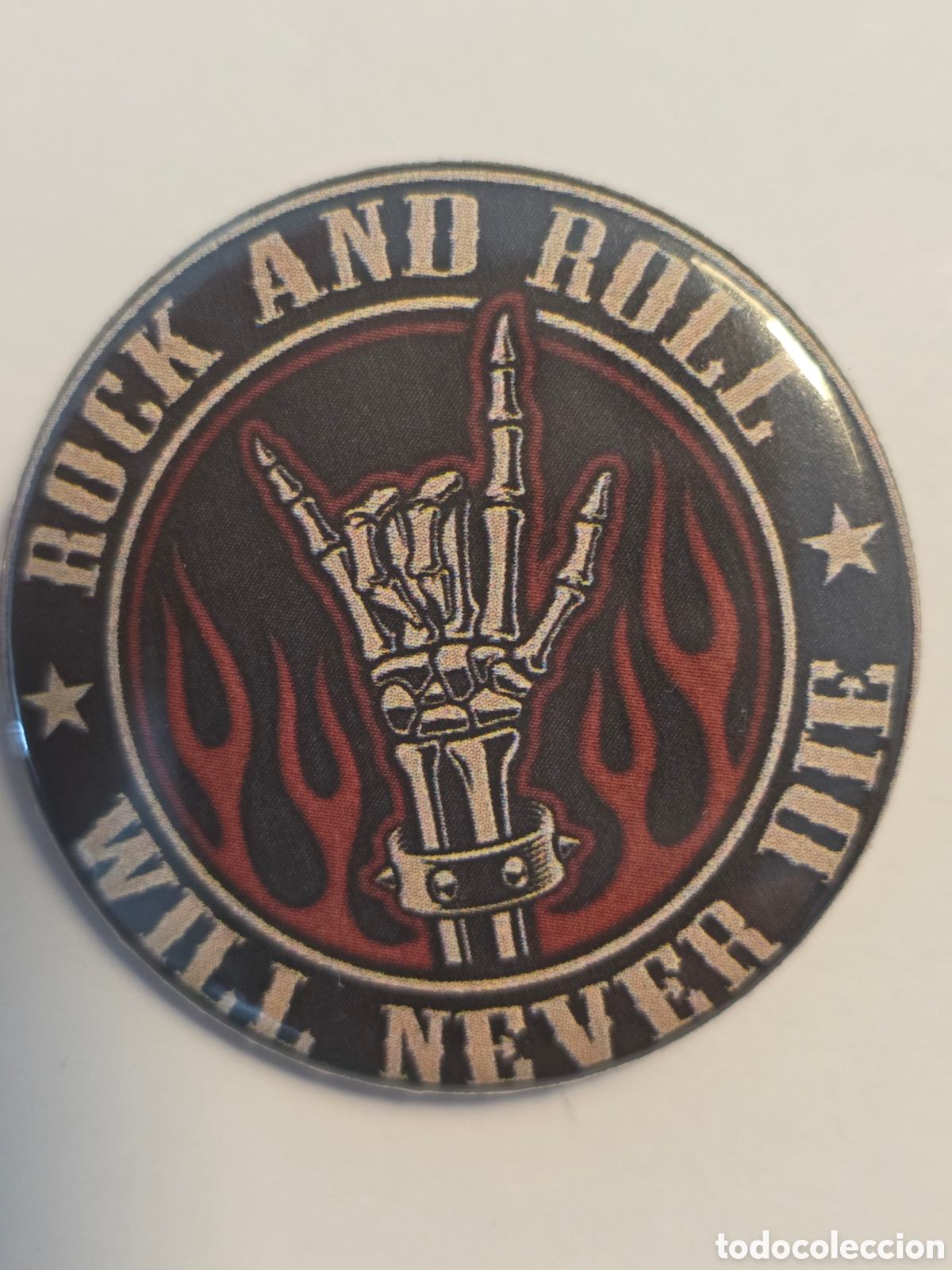 Pins de colecci&oacute;n: CHAPA ROCK AND ROLL WILL NEVER DIE 38mm