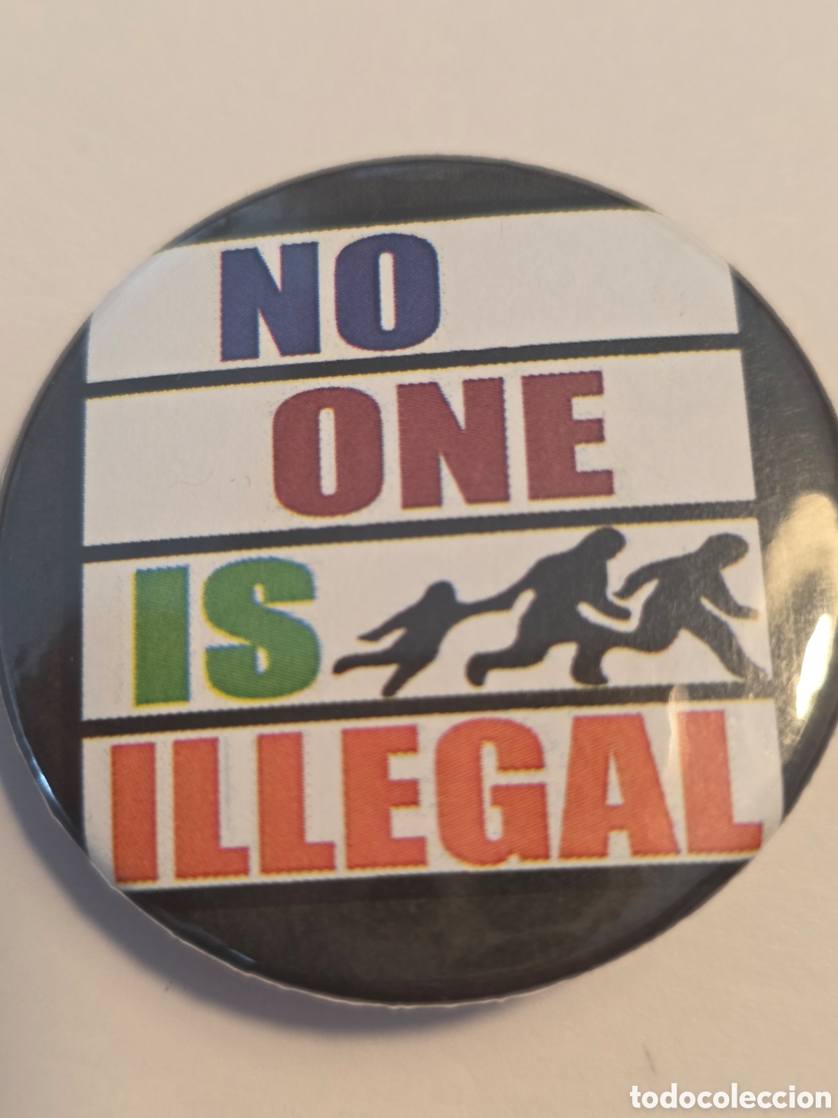 Pins de colecci&oacute;n: CHAPA NO ONE IS ILLEGAL..38mm