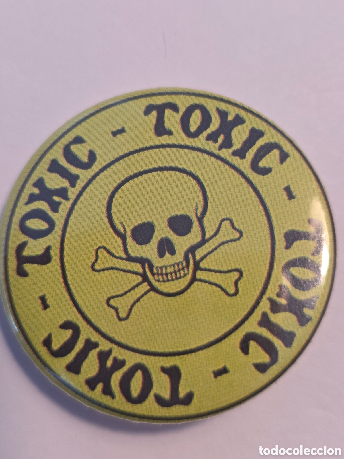 Pins de colecci&oacute;n: CHAPA LEYENDA &rdquo;TOXIC&rdquo; 38mm