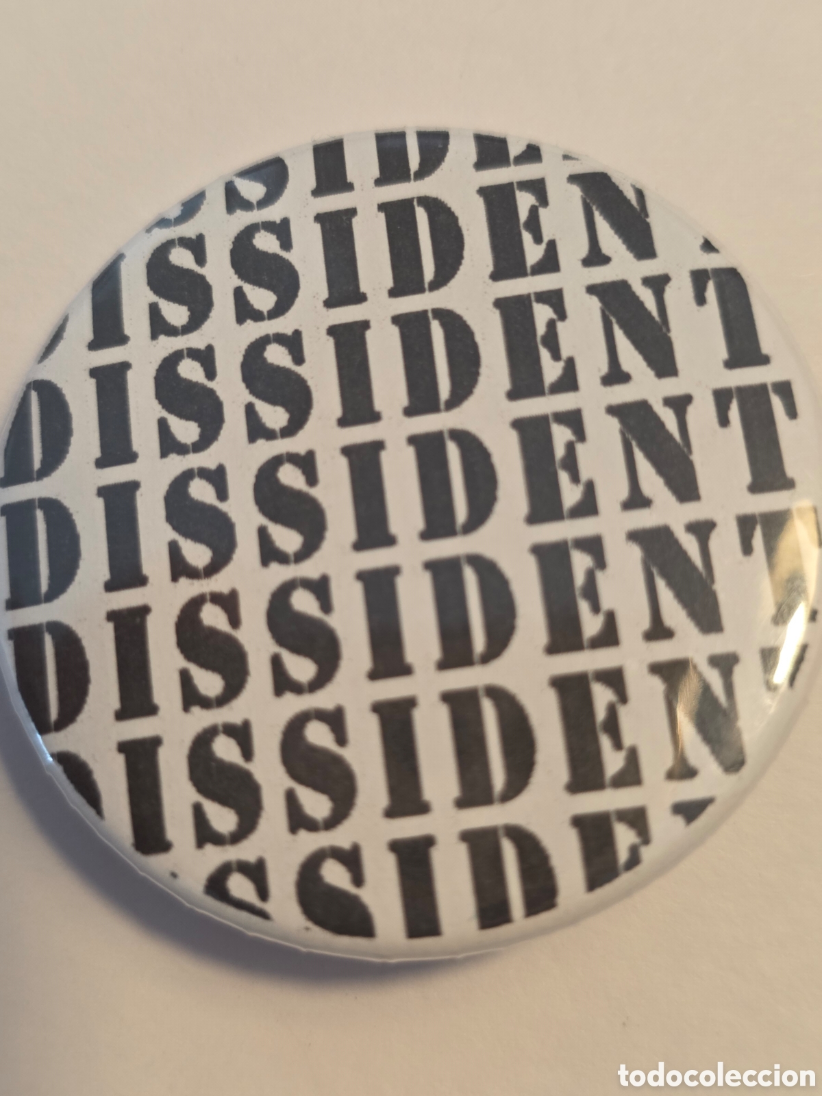 Pins de colecci&oacute;n: CHAPA LEYENDA &rdquo;DISSIDENT&rdquo;..38mm