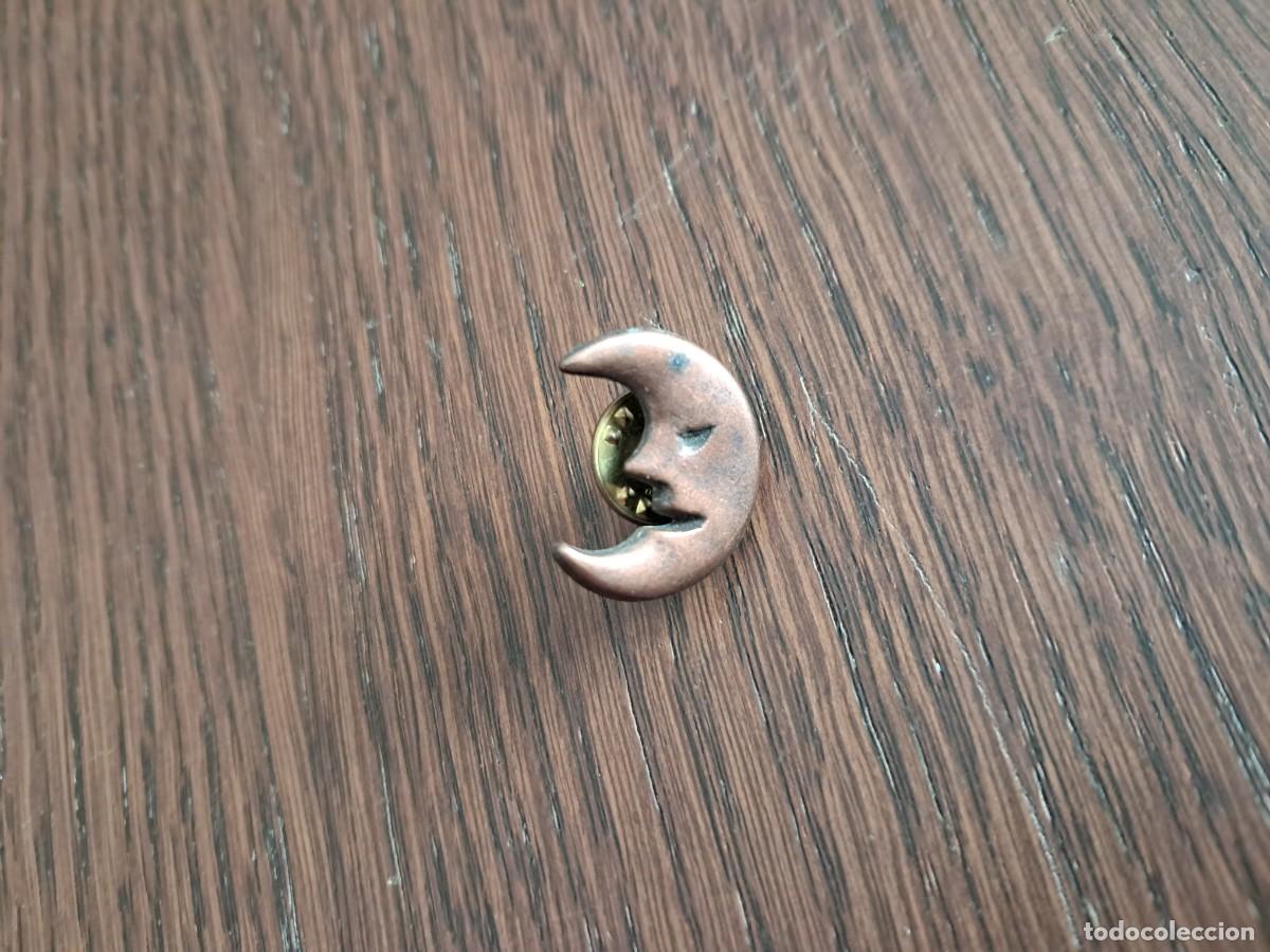 Pins de colecci&oacute;n: pin de metal, media luna.