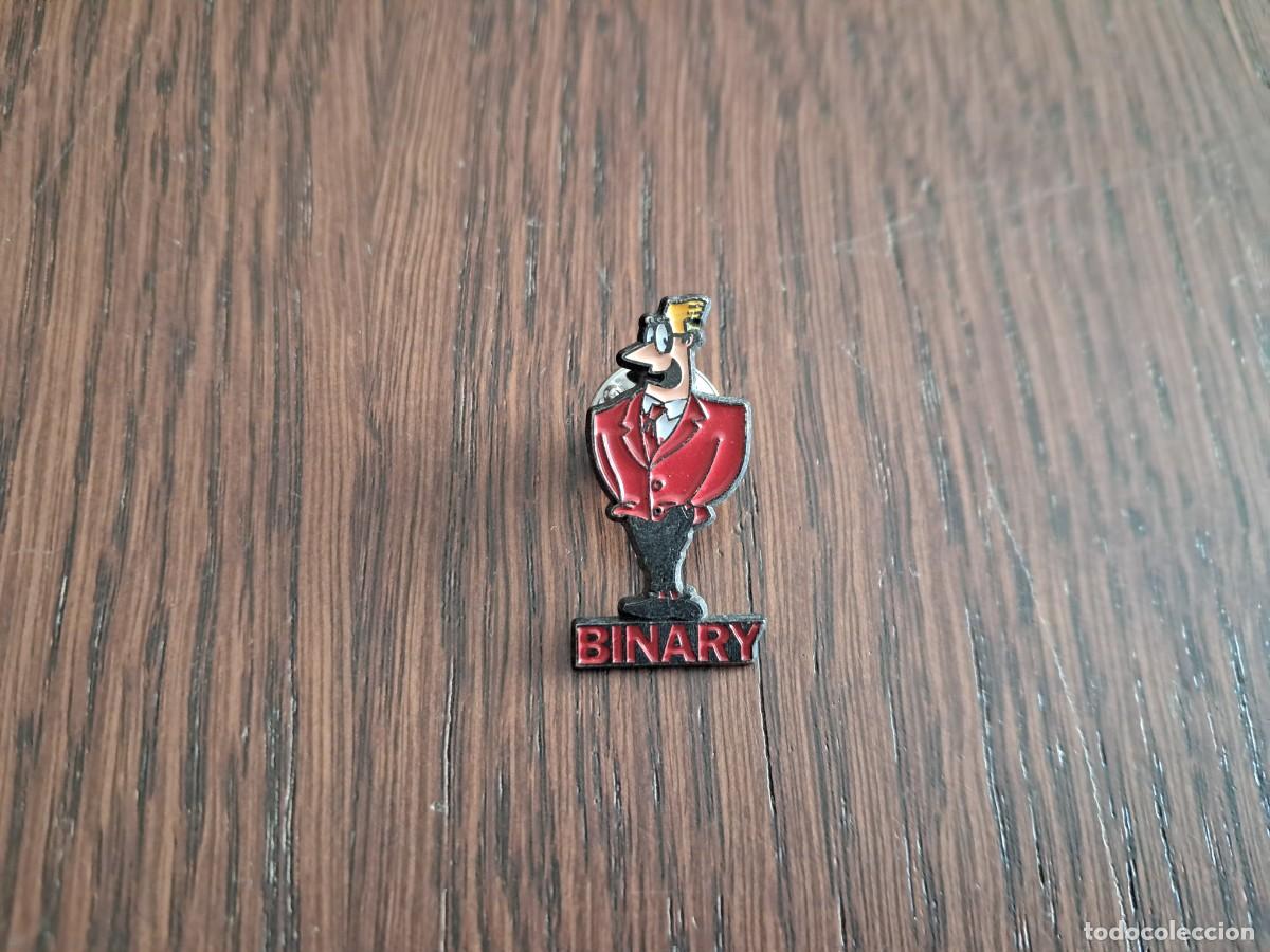 Pins de colecci&oacute;n: pin de metal, binary.