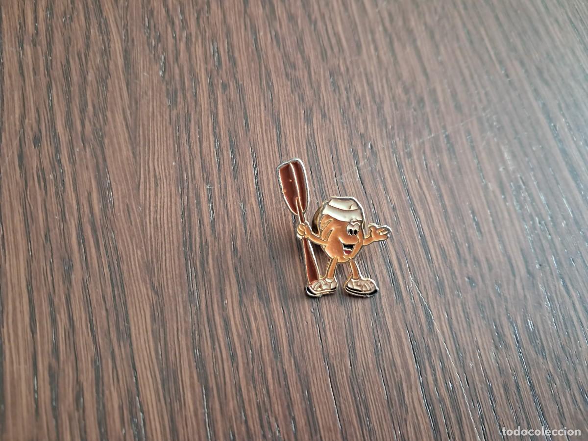 Pins de colecci&oacute;n: pin de publicidad, galletas Marb&uacute; doradas.
