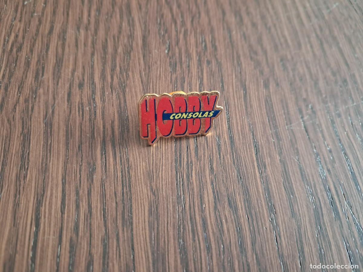 Pins de colecci&oacute;n: pin de publicidad, c&oacute;nsolas Hobby. - Foto 1