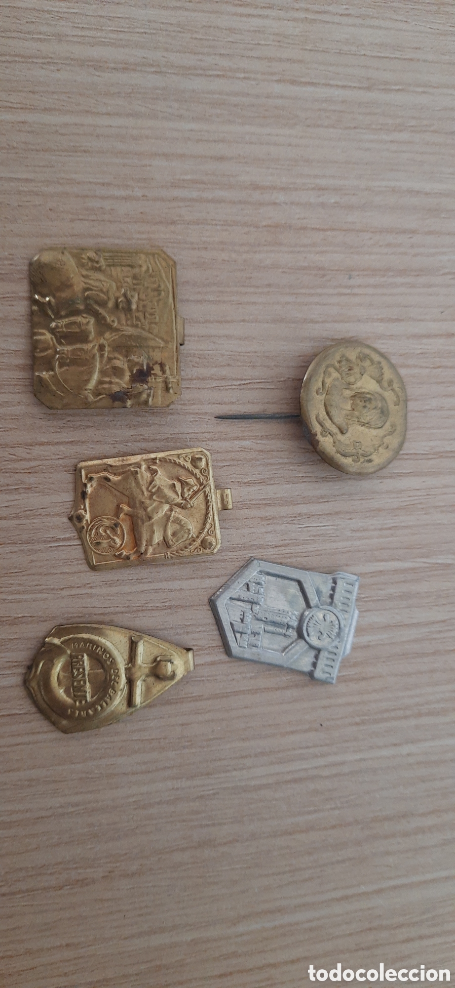 Pins de colecci&oacute;n: Auxilio social chapas