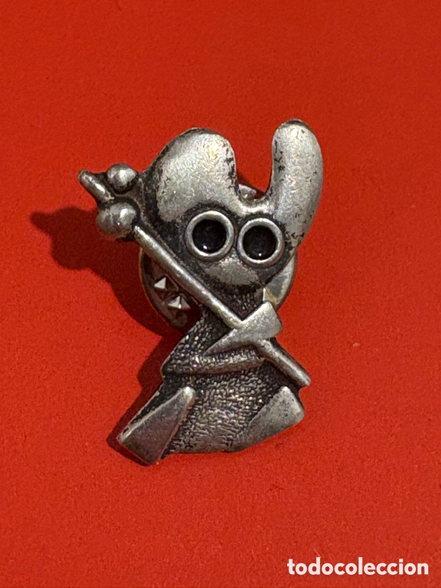 Pins de colecci&oacute;n: Antiguo pin plata Pelegr&iacute;n, peregrino Santiago Compostela (A2)