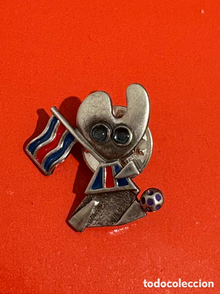 Pins de colecci&oacute;n: Antiguo pin plata Pelegr&iacute;n, peregrino Santiago Compostela, f&uacute;tbol (A2)