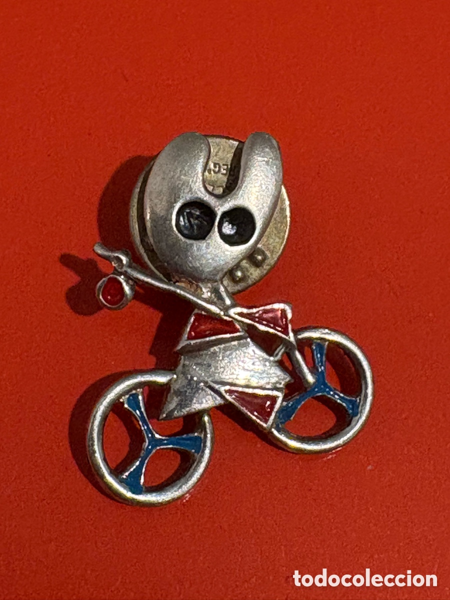 Pins de colecci&oacute;n: Antiguo pin plata Pelegr&iacute;n, peregrino Santiago Compostela, ciclismo (A2)