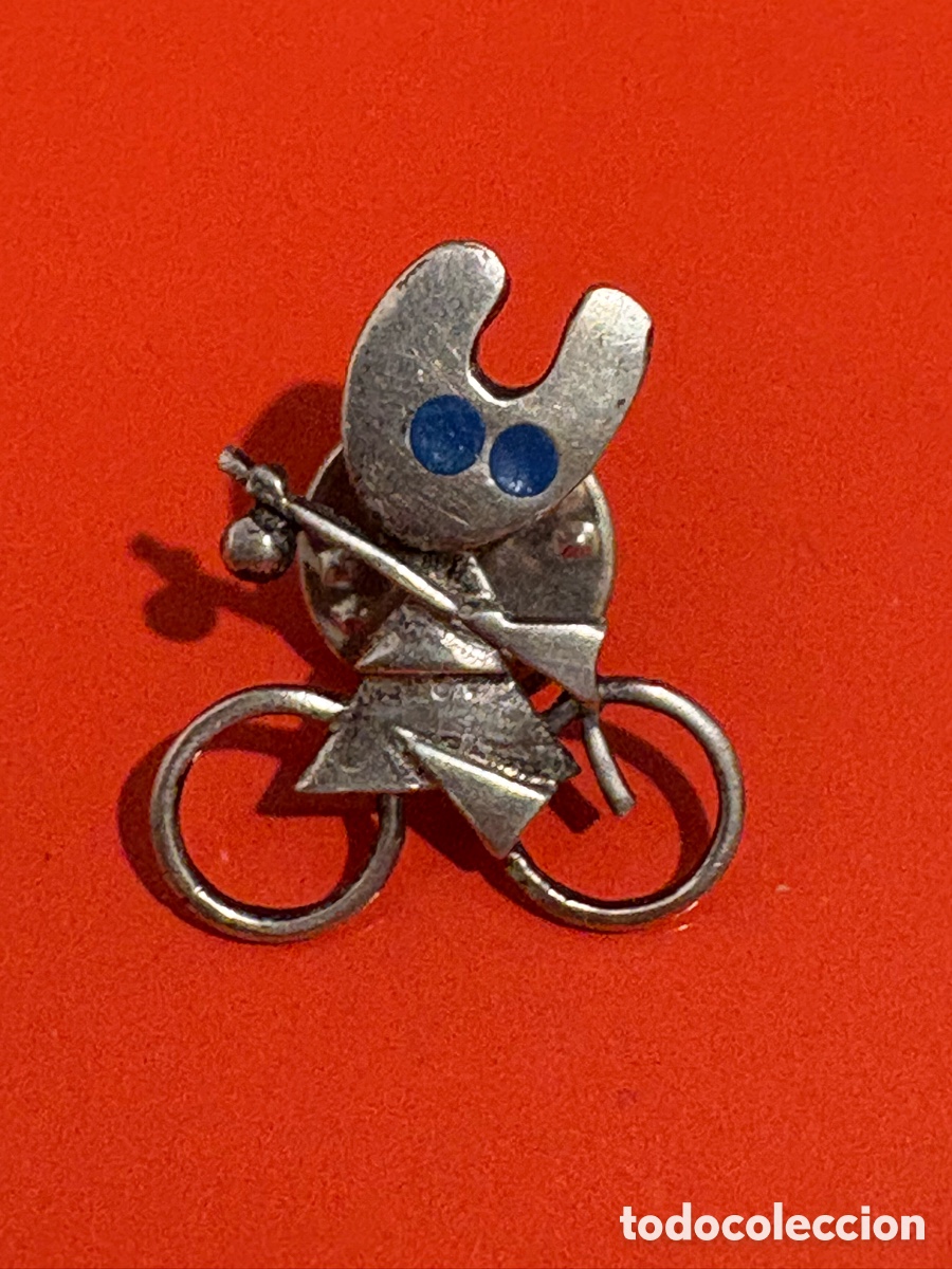 Pins de colecci&oacute;n: Antiguo pin plata Pelegr&iacute;n, peregrino Santiago Compostela, ciclismo (A2)