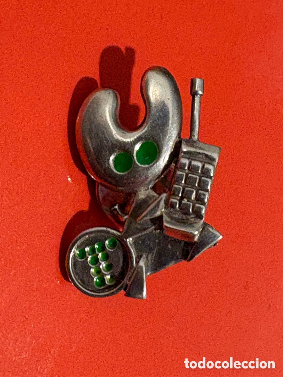 Pins de colecci&oacute;n: Antiguo pin plata Pelegr&iacute;n, peregrino Santiago Compostela, telef&oacute;nica (A2)