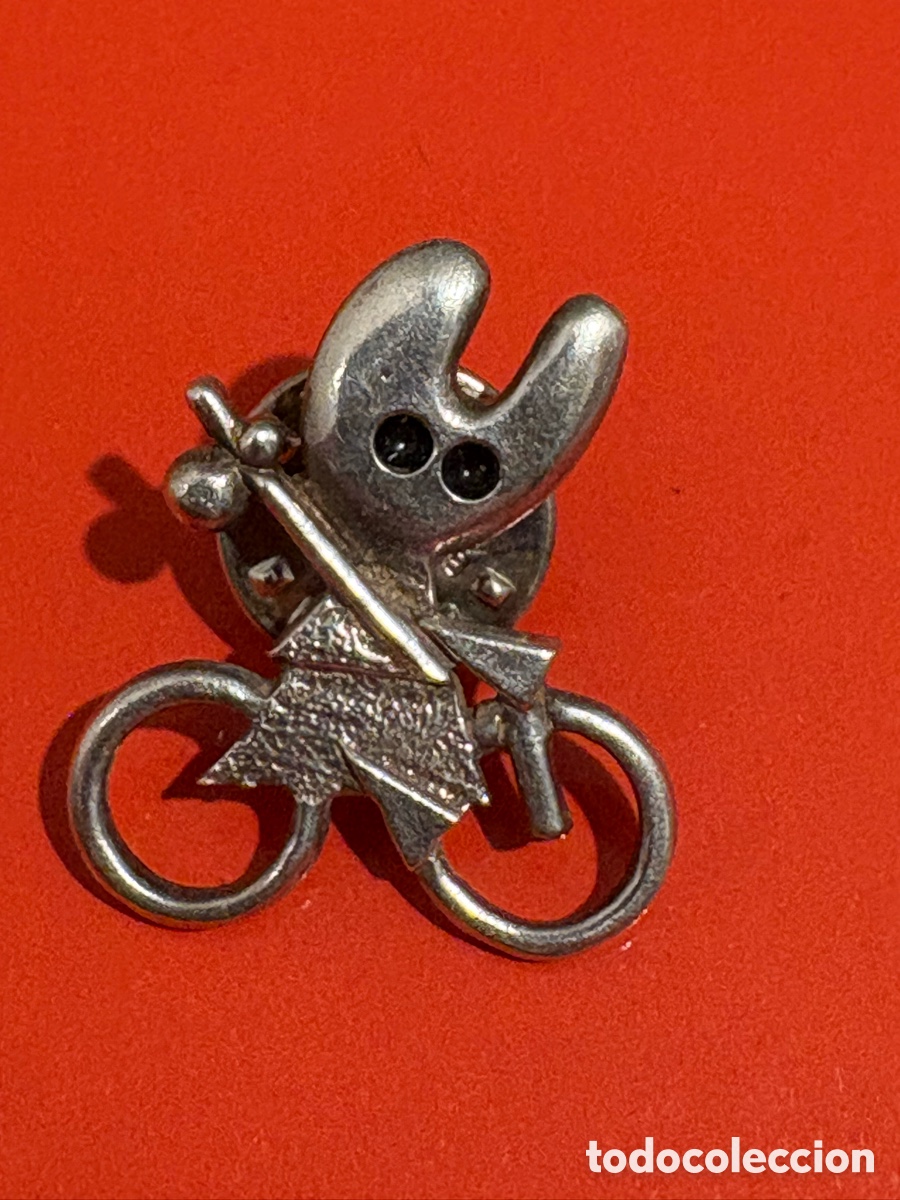 Pins de colecci&oacute;n: Antiguo pin plata Pelegr&iacute;n, peregrino Santiago Compostela, ciclista (A2)