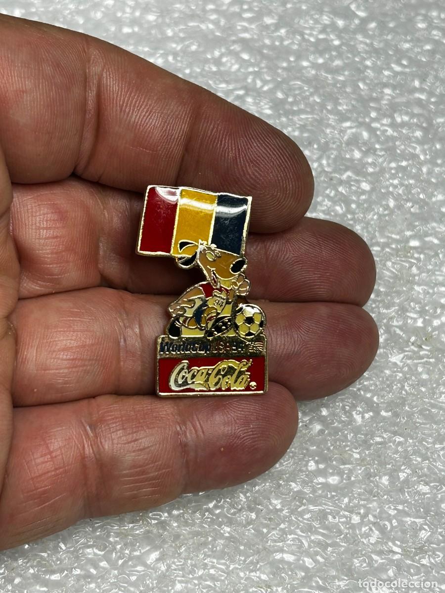 Collection pins: 3751.Pin de Coca-Cola Copa Mundial de futbol de Estados Unidos 1994 perro Striker y bandera Rumania