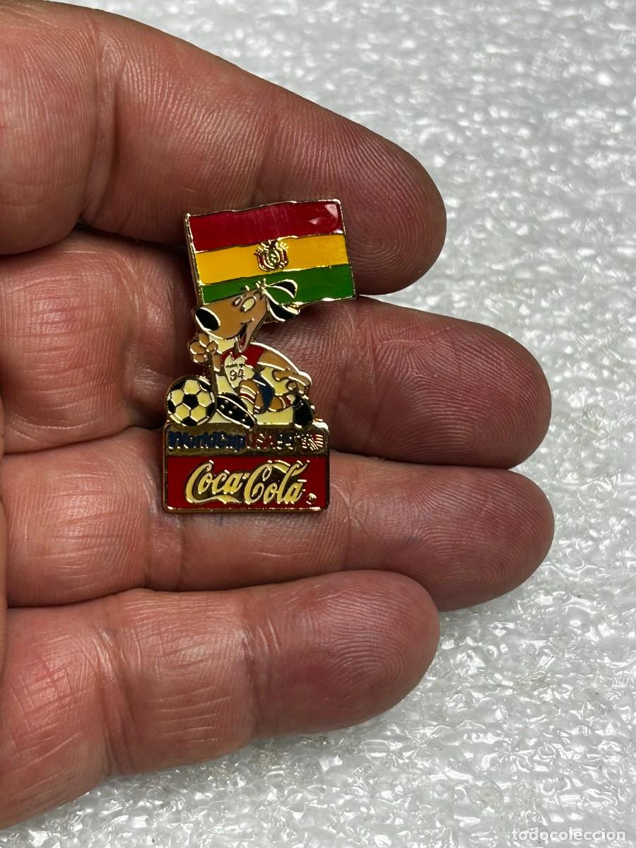Pins de colecci&oacute;n: 3752.Pin de Coca-Cola Copa Mundial de futbol de Estados Unidos 1994 perro Striker y bandera Bolivia