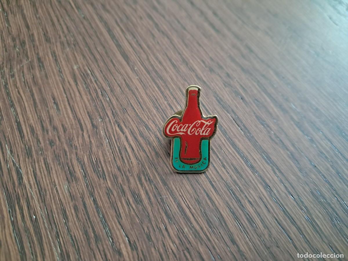 Sammlung von Pins: pin de publicidad, coca cola, es la m&uacute;sica.