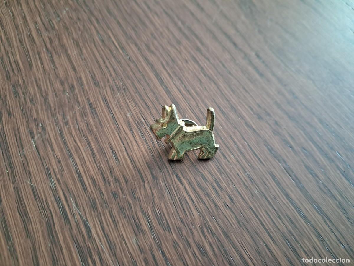 Sammlung von Pins: pin de metal, perro.