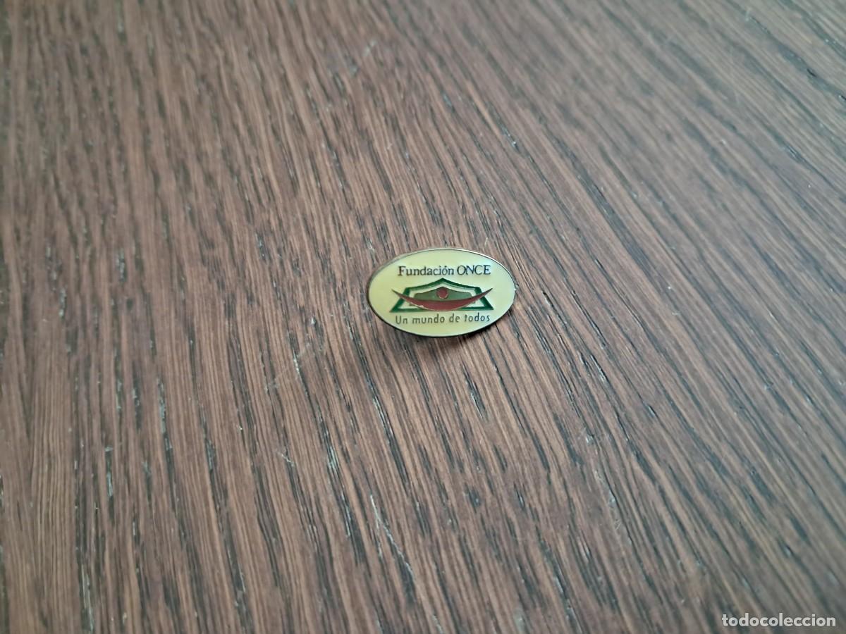 Sammlung von Pins: pin de publicidad, fundaci&oacute;n once, un mundo de todos.
