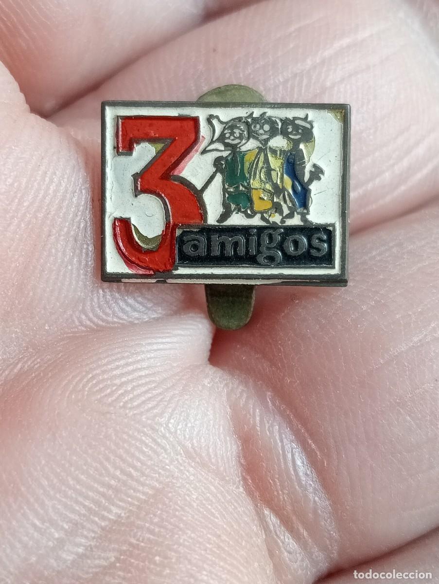 Pins de colecci&oacute;n: INSIGNIA REVISTA TRES AMIGOS 3 , REVISTA JUVENIL A&Ntilde;OS 60 PINS SOLAPA