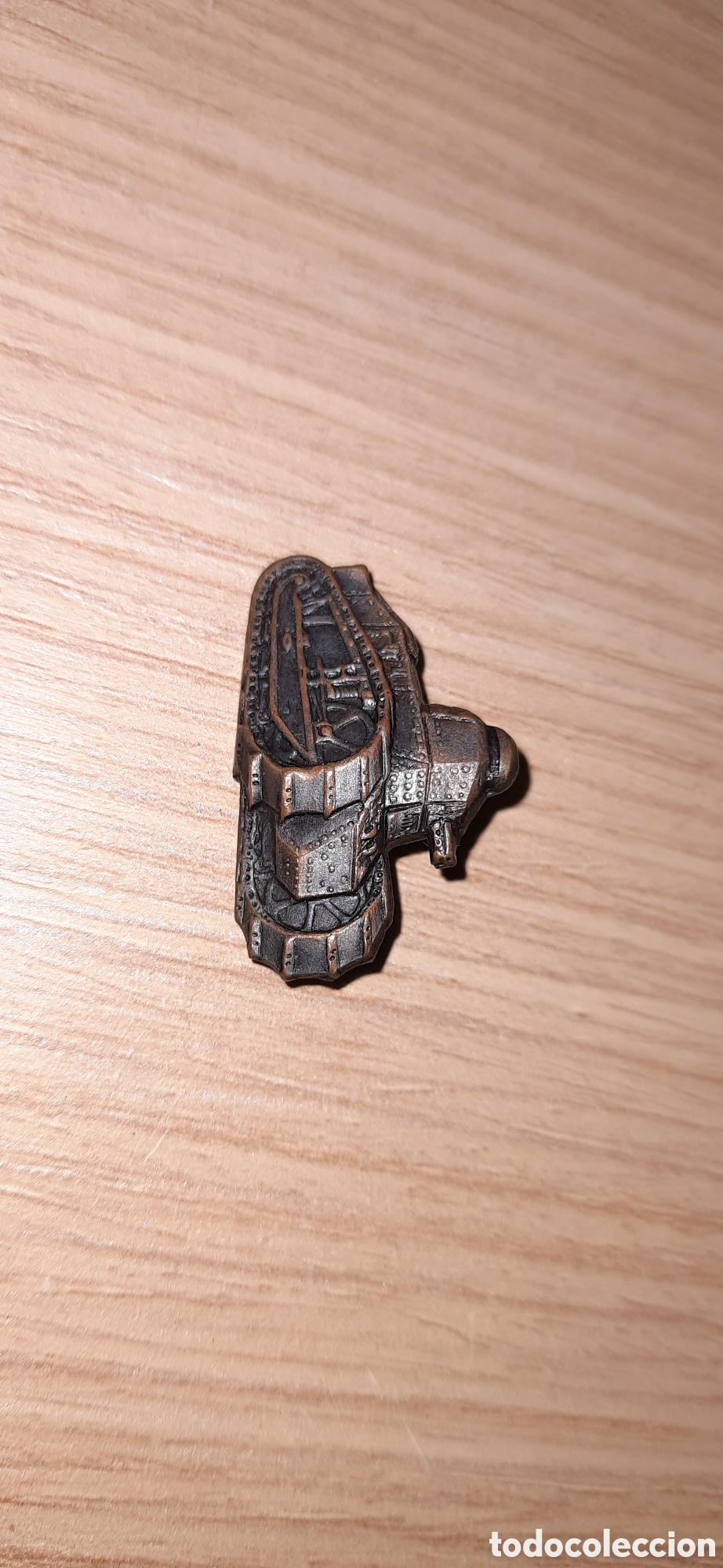 Pins de colecci&oacute;n: Insignia tanque de 3 cm de longitud