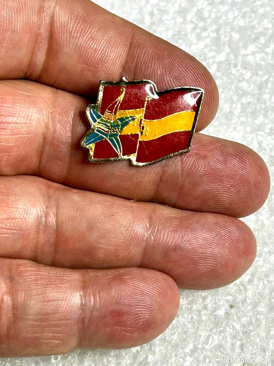 Pins de colecci&oacute;n: 3786.Pin de los Juegos Ol&iacute;mpicos de Albertville 1992 con mascota Magique junto la bandera de Espa&ntilde;a