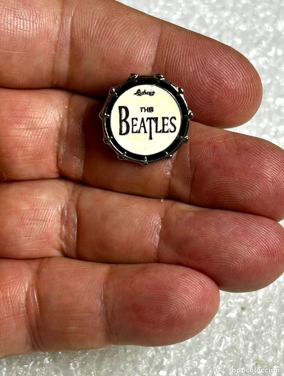 Pins de colecci&oacute;n: 3787. Pin que reproduce el dise&ntilde;o ic&oacute;nico del bombo de la bater&iacute;a de The Beatles