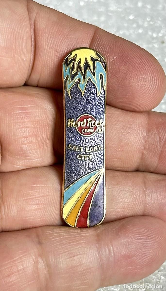 Pins de colecci&oacute;n: 3818.Pin Insignia Hard Rock Cafe Salt Lake City tabla de snowboard con arco&iacute;ris p&uacute;rpura a&ntilde;o 1998