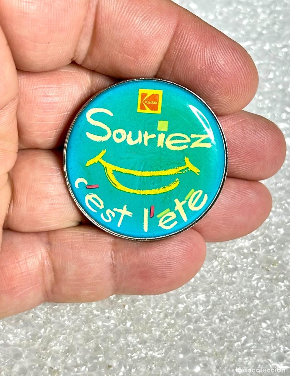 Pins de colecci&oacute;n: 3819.Pin redondo de la marca Kodak con el eslogan franc&eacute;s (Souriez c'est l'&eacute;t&eacute;)